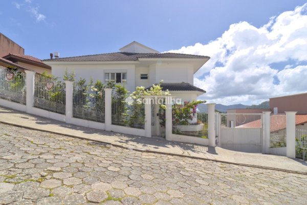 Casa à venda com 450m², 4 quartos, 4 suítes, 3 vagas no bairro Carvoeira em Florianópolis