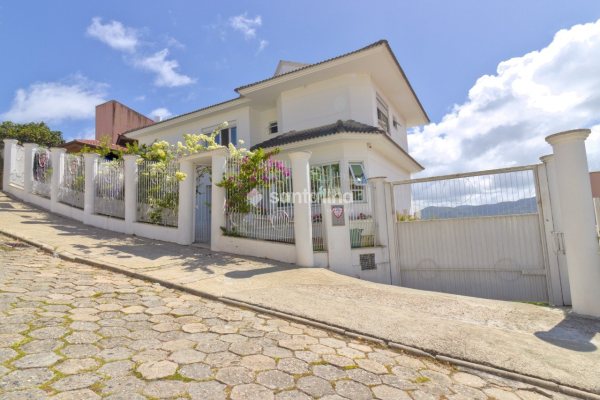 Casa à venda com 450m², 4 quartos, 4 suítes, 3 vagas no bairro Carvoeira em Florianópolis