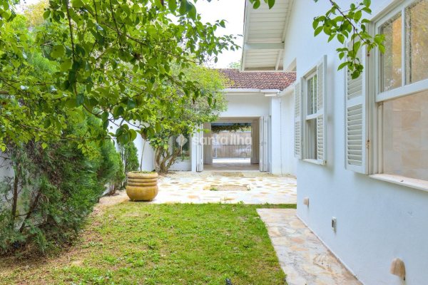 Casa à venda com 180m², 3 quartos, 3 suítes, 2 vagas no bairro Campeche em Florianópolis