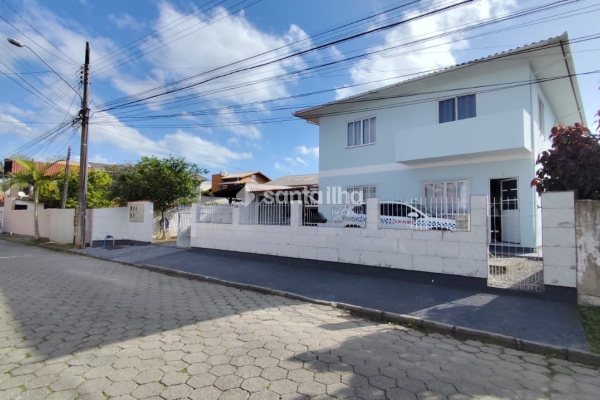 Casa à venda com 360m², 6 quartos, 4 vagas no bairro Carianos em Florianópolis
