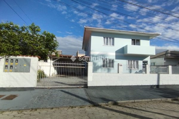 Casa à venda com 360m², 6 quartos, 4 vagas no bairro Carianos em Florianópolis