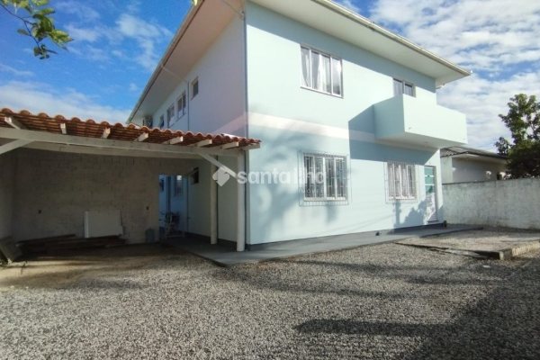 Casa à venda com 360m², 6 quartos, 4 vagas no bairro Carianos em Florianópolis