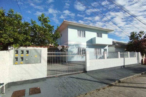 Casa à venda com 360m², 6 quartos, 4 vagas no bairro Carianos em Florianópolis