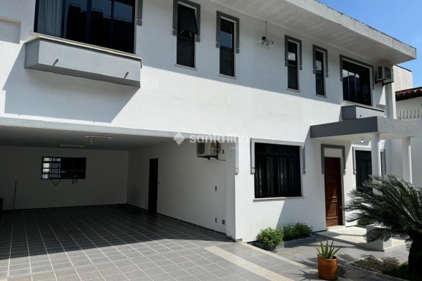 Casa à venda com 395m², 5 quartos, 4 suítes, 4 vagas no bairro Agronômica em Florianópolis