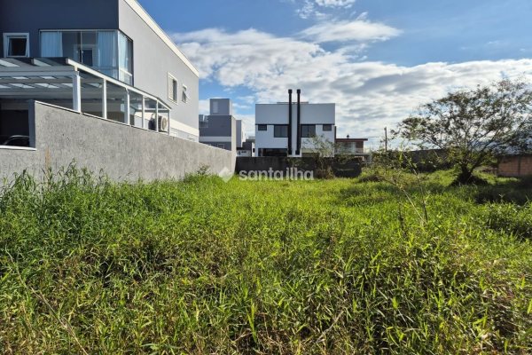 Terreno à venda com 360m², 1 quarto, 4 vagas no bairro Carianos em Florianópolis