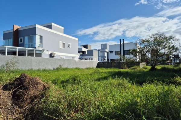 Terreno à venda com 360m², 1 quarto, 4 vagas no bairro Carianos em Florianópolis