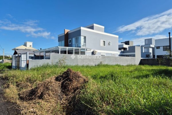 Terreno à venda com 360m², 1 quarto, 4 vagas no bairro Carianos em Florianópolis