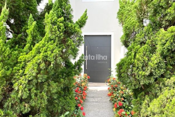 Casa para alugar ou comprar com 358m², 4 quartos, 4 suítes, 3 vagas no bairro Rio Tavares em Florianopolis