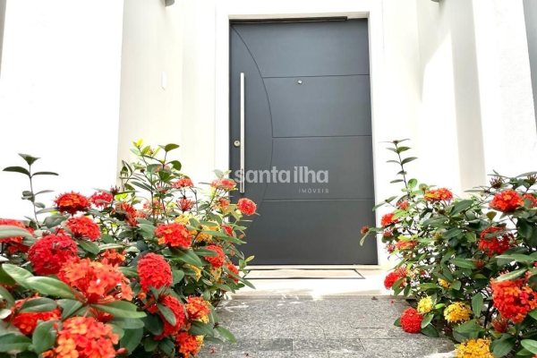 Casa para alugar ou comprar com 358m², 4 quartos, 4 suítes, 3 vagas no bairro Rio Tavares em Florianopolis