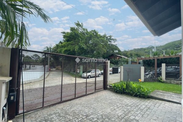Casa à venda com 160m², 4 quartos, 1 suíte, 4 vagas no bairro Campeche em Florianópolis
