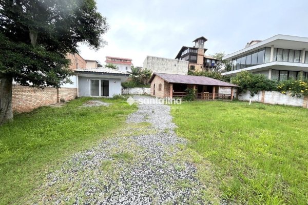 Casa para alugar com 185m², 3 quartos, 1 suíte, 5 vagas no bairro Campeche em Florianópolis