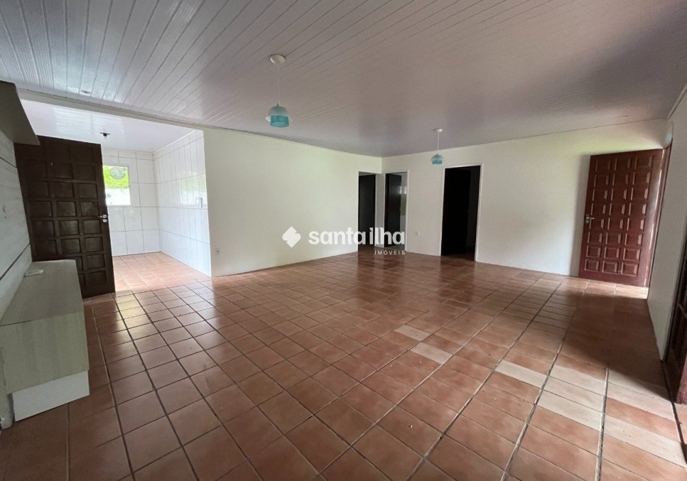 Casa para alugar com 185m², 3 quartos, 1 suíte, 5 vagas no bairro Campeche em Florianópolis - Foto 1
