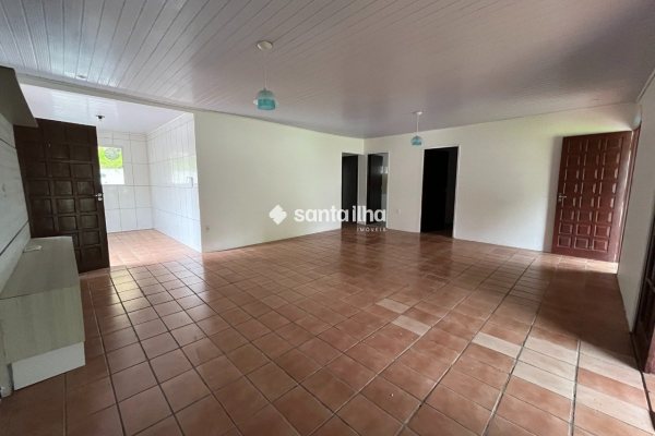 Casa para alugar com 185m², 3 quartos, 1 suíte, 5 vagas no bairro Campeche em Florianópolis
