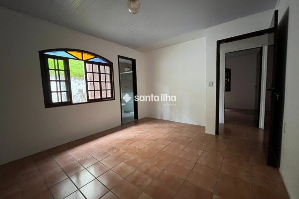 Casa para alugar com 185m², 3 quartos, 1 suíte, 5 vagas no bairro Campeche em Florianópolis