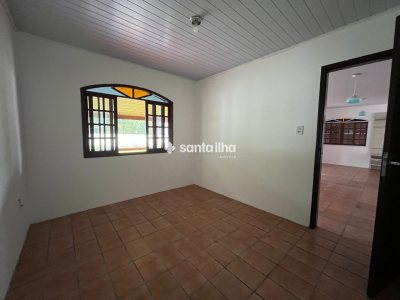 Casa para alugar com 185m², 3 quartos, 1 suíte, 5 vagas no bairro Campeche em Florianópolis - Foto 9