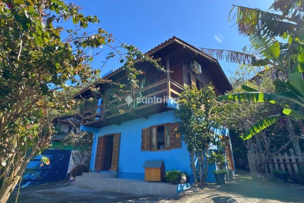Casa à venda com 122m², 4 quartos no bairro Armação em Florianópolis