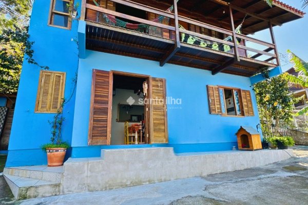 Casa à venda com 122m², 4 quartos no bairro Armação em Florianópolis