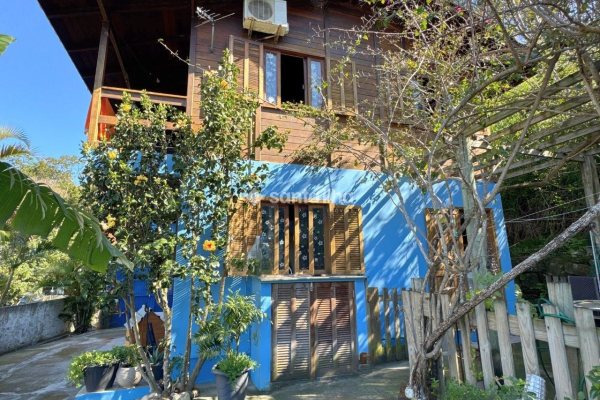Casa à venda com 122m², 4 quartos no bairro Armação em Florianópolis