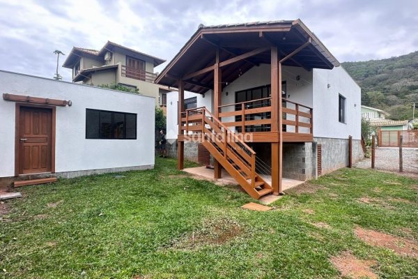 Casa à venda com 125m², 2 quartos, 1 suíte, 4 vagas no bairro Açores em Florianópolis
