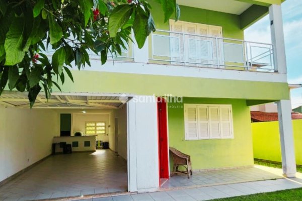 Casa à venda com 160m², 4 quartos, 2 suítes, 3 vagas no bairro Campeche em Florianopolis