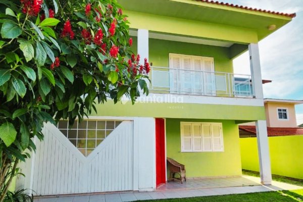 Casa à venda com 160m², 4 quartos, 2 suítes, 3 vagas no bairro Campeche em Florianopolis