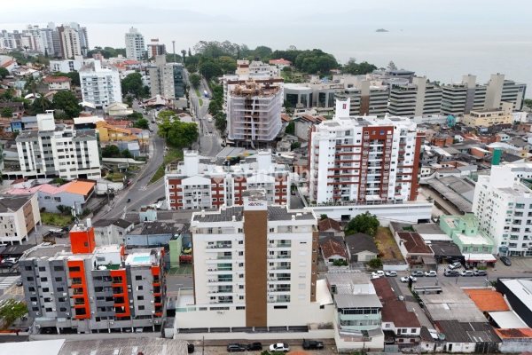 Apartamento à venda com 67m², 2 quartos, 1 suíte, 1 vaga no bairro Agronômica em Florianópolis