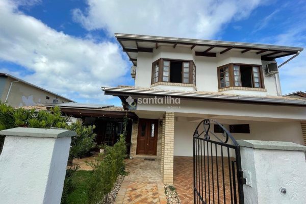 Casa à venda com 234m², 4 quartos, 1 suíte, 4 vagas no bairro Campeche em Florianópolis