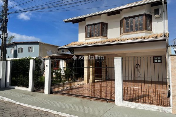 Casa à venda com 234m², 4 quartos, 1 suíte, 4 vagas no bairro Campeche em Florianópolis