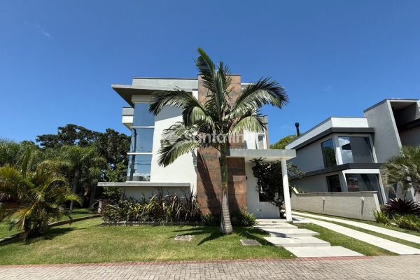 Casa em Condomínio à venda com 230m², 3 quartos, 1 suíte, 2 vagas no bairro Ribeirão da Ilha em Florianópolis