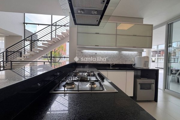 Casa em Condomínio para alugar ou comprar com 342m², 5 quartos, 4 suítes, 2 vagas no bairro Morro das Pedras em Florianópolis
