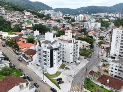 Apartamento à venda com 95m², 2 quartos, 1 suíte, 2 vagas no bairro Itacorubi em Florianópolis - Foto 2