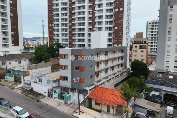 Apartamento à venda com 1m², 25 quartos, 14 vagas no bairro Barreiros em São José