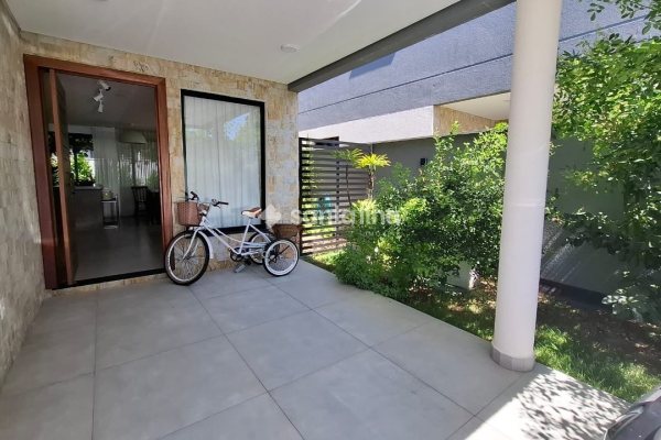Casa à venda com 113m², 3 quartos, 1 suíte, 2 vagas no bairro Campeche em Florianópolis