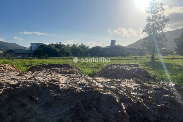 Terreno à venda com 800m², 1 vaga no bairro Rio Tavares em Florianópolis