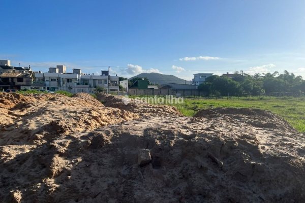 Terreno à venda com 800m², 1 vaga no bairro Rio Tavares em Florianópolis