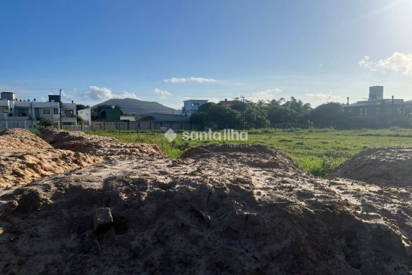 Terreno à venda com 800m², 1 vaga no bairro Rio Tavares em Florianópolis