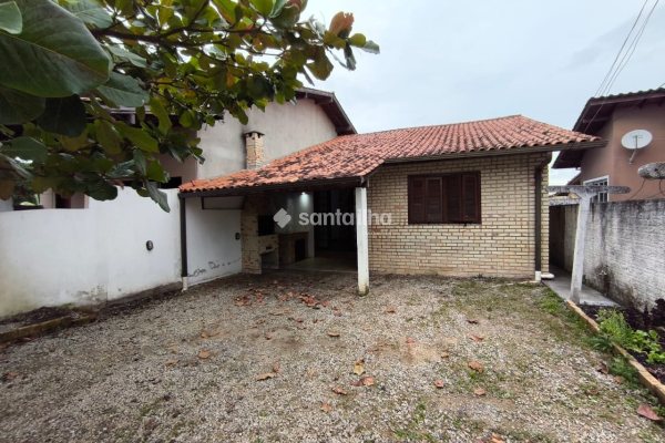 Casa à venda com 150m², 4 quartos, 2 vagas no bairro Carianos em Florianópolis