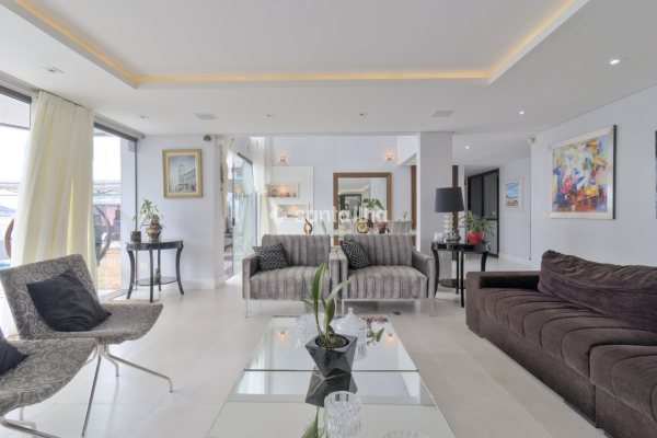 Casa à venda com 503m², 5 quartos, 5 suítes, 8 vagas no bairro João Paulo em Florianópolis