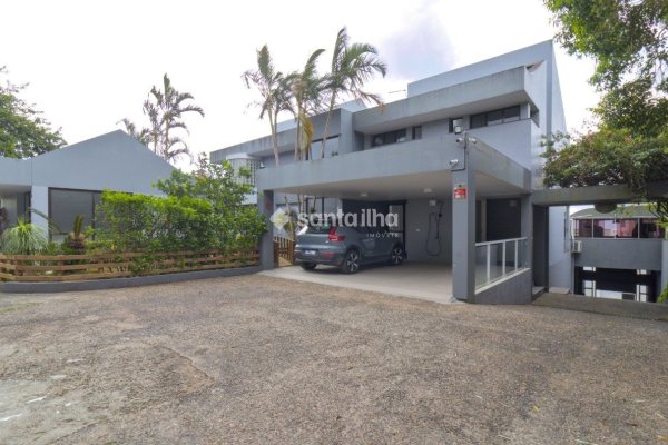 Casa à venda com 503m², 5 quartos, 5 suítes, 8 vagas no bairro João Paulo em Florianópolis