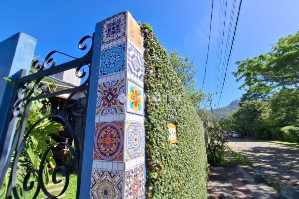 Casa à venda com 187m², 3 quartos, 3 vagas no bairro Açores em Florianópolis