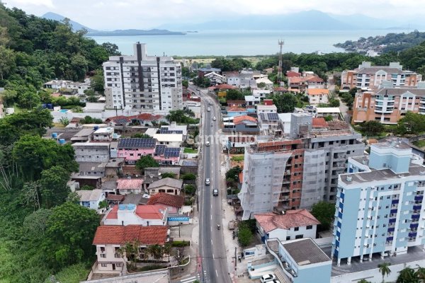 Apartamento à venda com 54m², 2 quartos, 1 vaga no bairro Carvoeira em Florianópolis