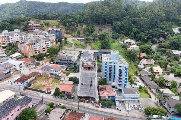 Apartamento à venda com 54m², 2 quartos, 1 vaga no bairro Carvoeira em Florianópolis
