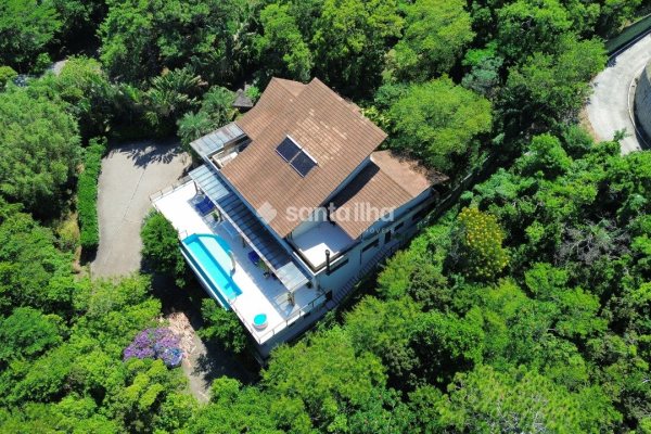 Casa à venda com 700m², 7 quartos, 4 suítes, 6 vagas no bairro Barra da Lagoa em Florianópolis