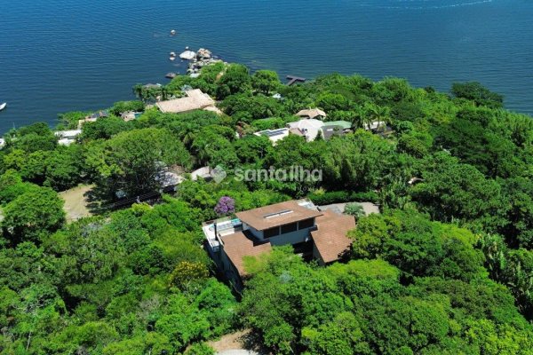 Casa à venda com 700m², 7 quartos, 4 suítes, 6 vagas no bairro Barra da Lagoa em Florianópolis