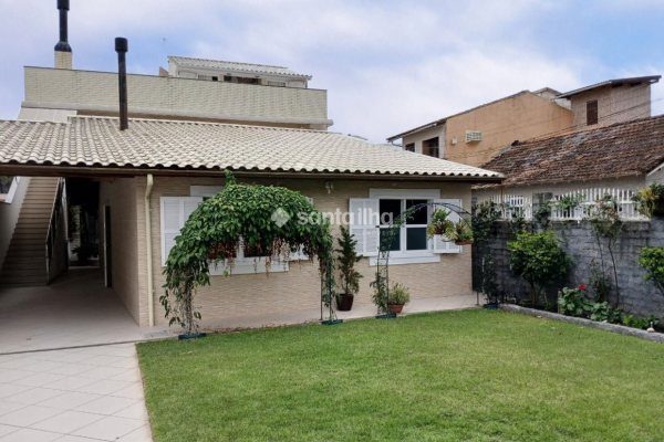 Casa à venda com 200m², 4 quartos, 3 suítes, 4 vagas no bairro Pântano do Sul em Florianópolis