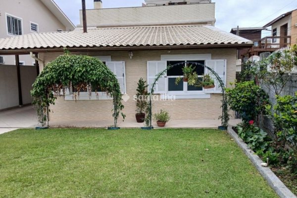 Casa à venda com 200m², 4 quartos, 3 suítes, 4 vagas no bairro Pântano do Sul em Florianópolis