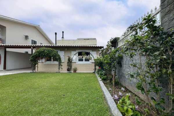 Casa à venda com 200m², 4 quartos, 3 suítes, 4 vagas no bairro Pântano do Sul em Florianópolis