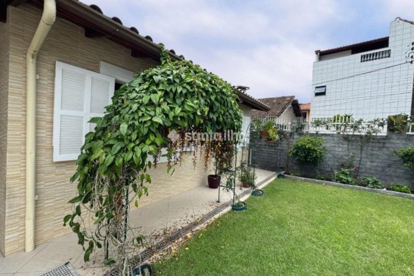 Casa à venda com 200m², 4 quartos, 3 suítes, 4 vagas no bairro Pântano do Sul em Florianópolis