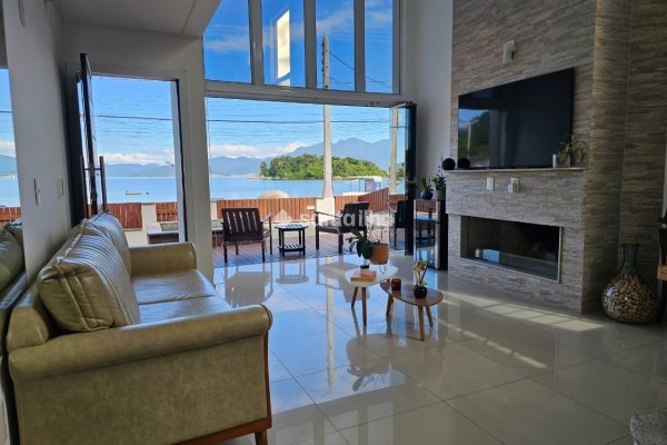 Casa à venda com 198m², 3 quartos, 1 suíte, 4 vagas no bairro Tapera em Florianópolis