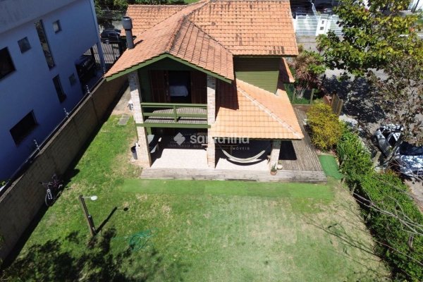 Casa à venda com 148m², 2 quartos, 1 suíte, 2 vagas no bairro Campeche em Florianópolis